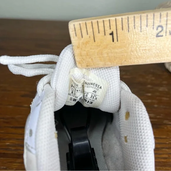 Nike. Size 6.5 color white & Gary - Picture 6 of 9